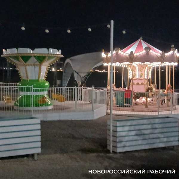 На вечерний пляж Новороссийска приходят любоваться лунной дорожкой