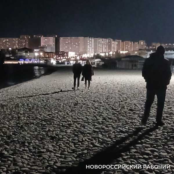 На вечерний пляж Новороссийска приходят любоваться лунной дорожкой