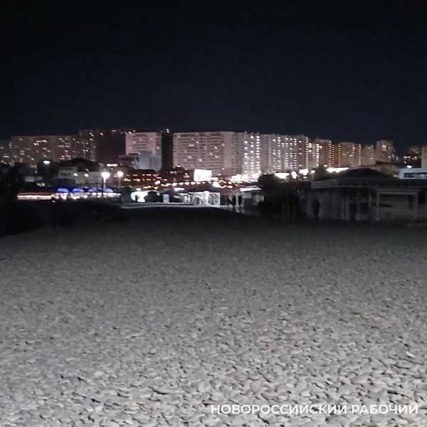 На вечерний пляж Новороссийска приходят любоваться лунной дорожкой