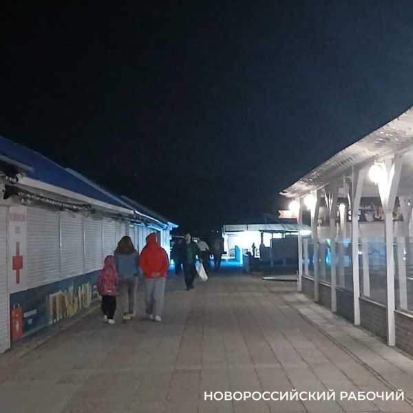 На вечерний пляж Новороссийска приходят любоваться лунной дорожкой