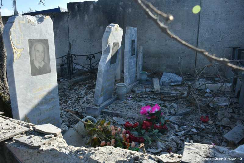 Надгробья все полегли! От атаки ВСУ на Новороссийск пострадали мертвые