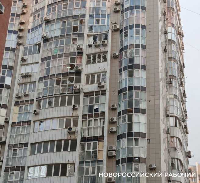&laquo;Не хочется привыкать к атакам БПЛА&raquo;. В Новороссийске приводят в порядок поврежденные дома