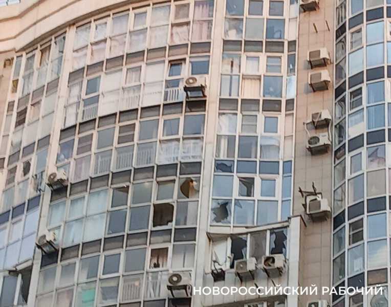 &laquo;Не хочется привыкать к атакам БПЛА&raquo;. В Новороссийске приводят в порядок поврежденные дома
