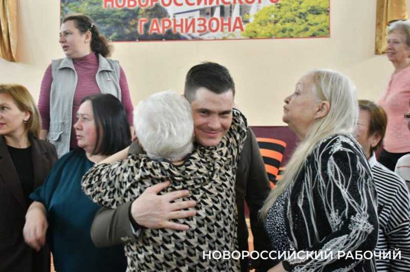 Новороссиец Максим Егоров поздравил всех мам, чьи сыновья сейчас на СВО