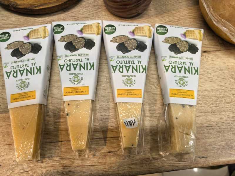 Новороссийская таможня и Новороссийская прокуратура изъяли в Анапе запрещенные сыры и хамон