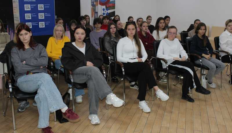 Новороссийские полицейские и общественники провели профилактическую встречу со студентами города по вопросам незаконного оборота наркотиков