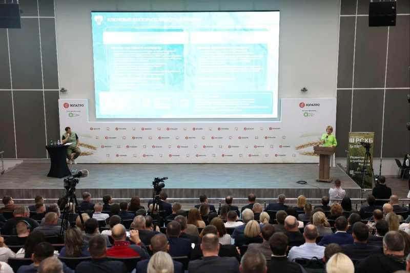 Оксана Лут и Вениамин Кондратьев пообщались с фермерами на выставке &laquo;ЮГАГРО-2025&raquo;