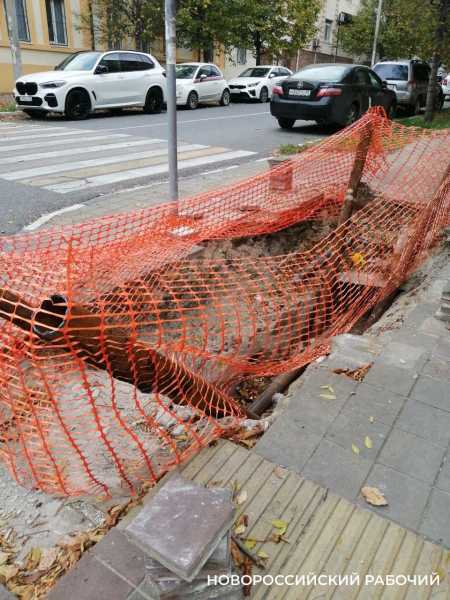 Отделалась синяками. В Новороссийске женщина упала в траншею, разрытую &laquo;АТЭК&raquo;