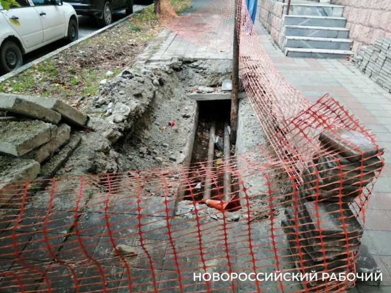 Отделалась синяками. В Новороссийске женщина упала в траншею, разрытую &laquo;АТЭК&raquo;