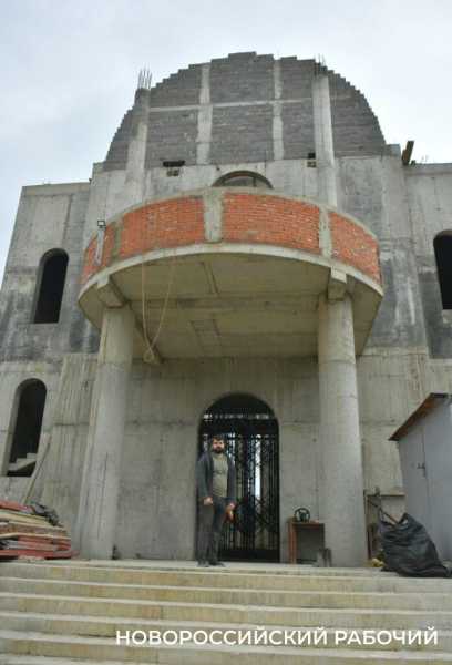 Отец Дмитрий строит храм в Новороссийске и уверен: &laquo;От отчаяния здорово спасает физический труд&raquo;