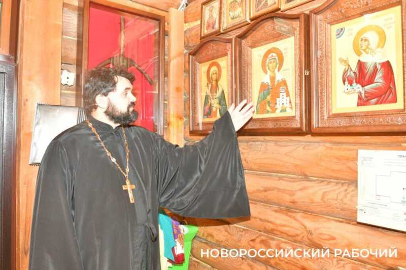 Отец Дмитрий строит храм в Новороссийске и уверен: &laquo;От отчаяния здорово спасает физический труд&raquo;