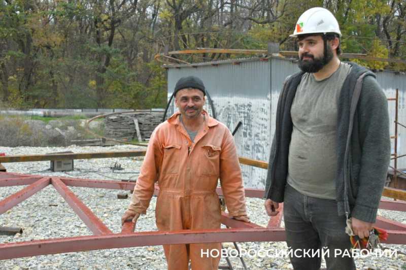 Отец Дмитрий строит храм в Новороссийске и уверен: &laquo;От отчаяния здорово спасает физический труд&raquo;