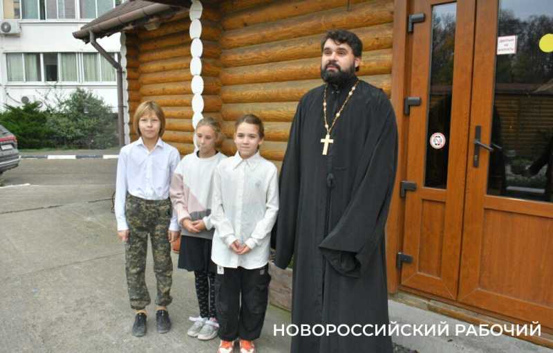 Отец Дмитрий строит храм в Новороссийске и уверен: &laquo;От отчаяния здорово спасает физический труд&raquo;