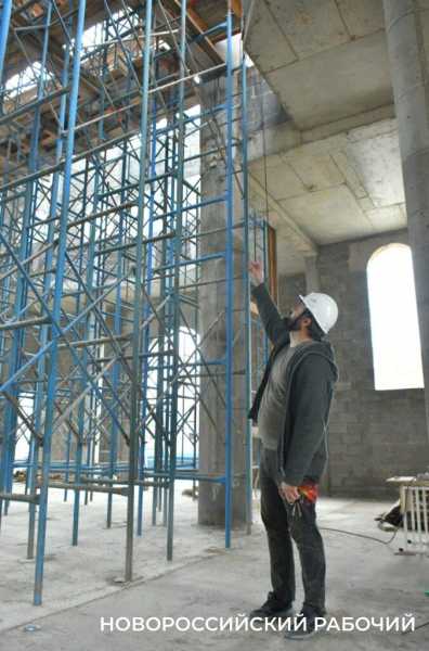 Отец Дмитрий строит храм в Новороссийске и уверен: &laquo;От отчаяния здорово спасает физический труд&raquo;