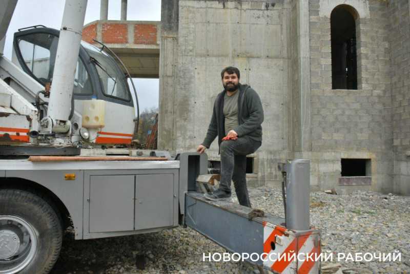 Отец Дмитрий строит храм в Новороссийске и уверен: &laquo;От отчаяния здорово спасает физический труд&raquo;