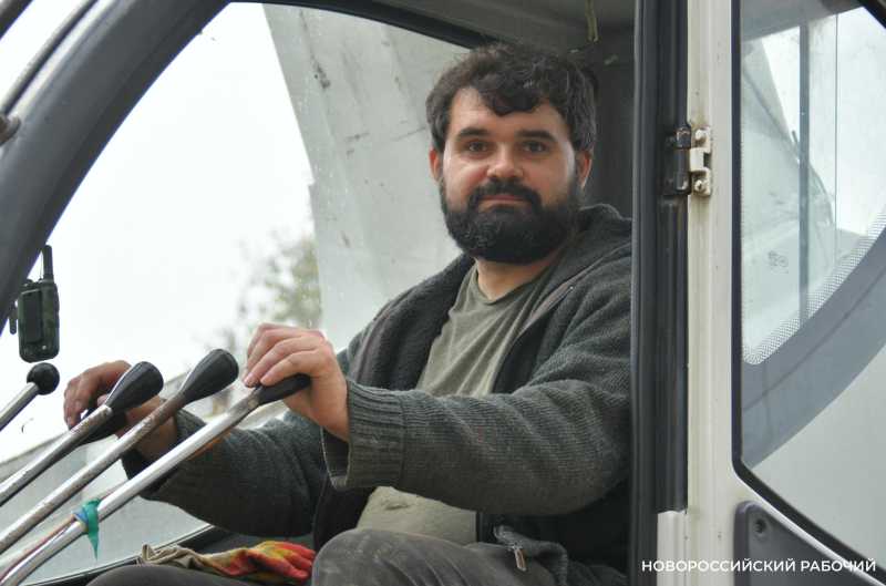 Отец Дмитрий строит храм в Новороссийске и уверен: &laquo;От отчаяния здорово спасает физический труд&raquo;