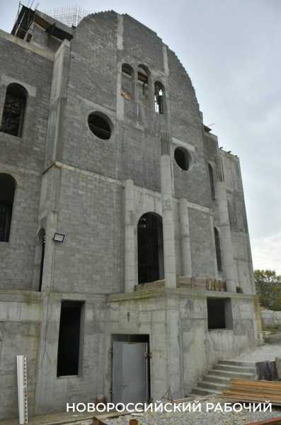 Отец Дмитрий строит храм в Новороссийске и уверен: &laquo;От отчаяния здорово спасает физический труд&raquo;