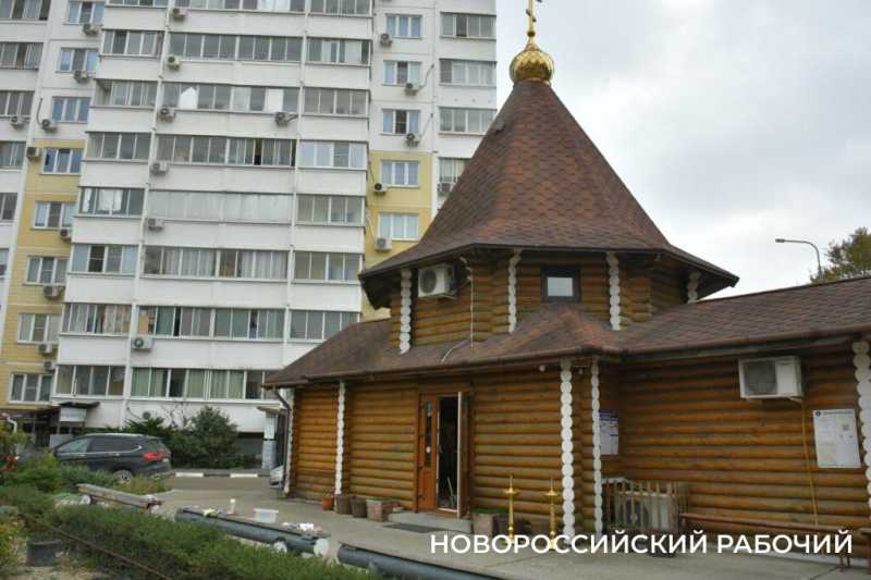 Отец Дмитрий строит храм в Новороссийске и уверен: &laquo;От отчаяния здорово спасает физический труд&raquo;