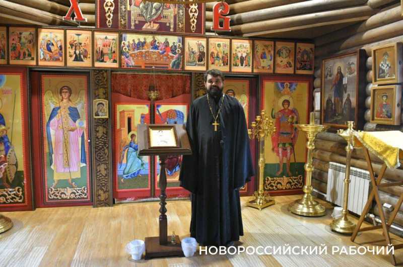 Отец Дмитрий строит храм в Новороссийске и уверен: &laquo;От отчаяния здорово спасает физический труд&raquo;