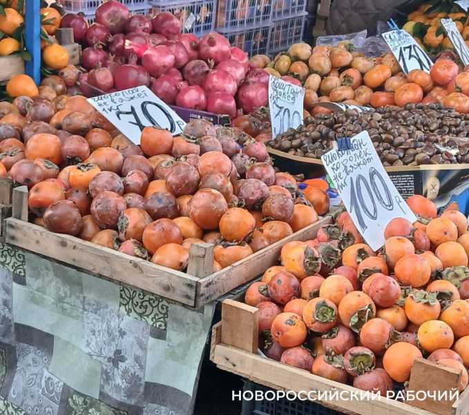 Почти даром! В Новороссийске на рынках завалы испорченной хурмы