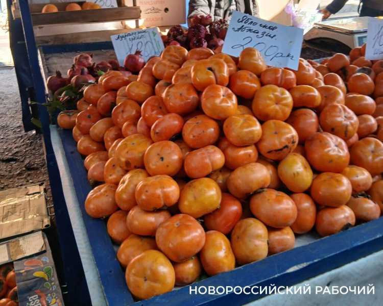 Почти даром! В Новороссийске на рынках завалы испорченной хурмы