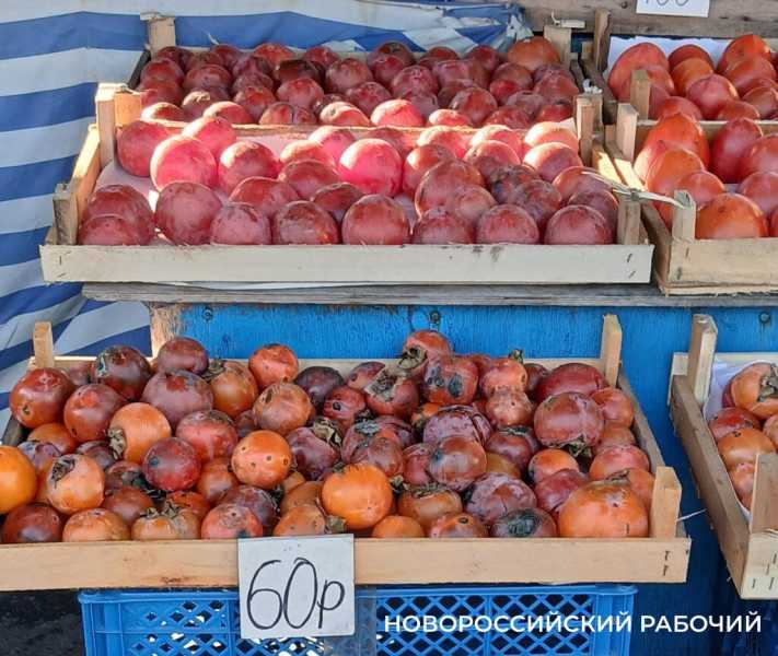 Почти даром! В Новороссийске на рынках завалы испорченной хурмы