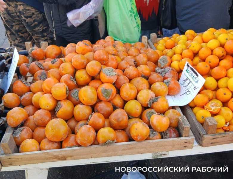Почти даром! В Новороссийске на рынках завалы испорченной хурмы
