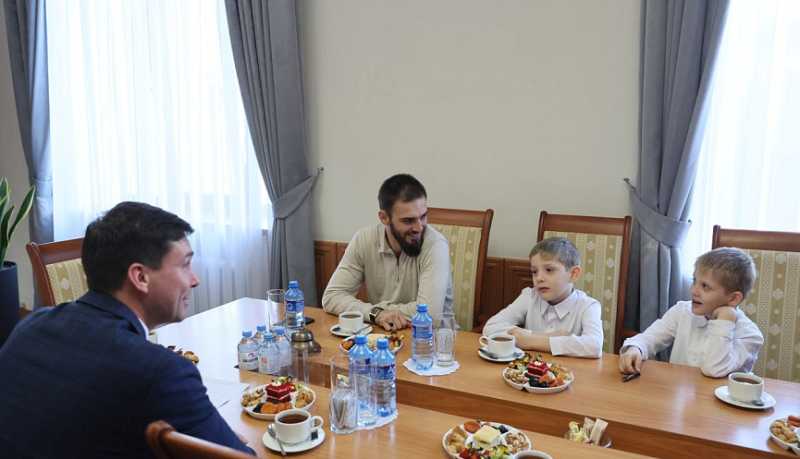 Пожарившие еду на Вечном огне школьники посетили экскурсию по местам боевой славы Новороссийска
