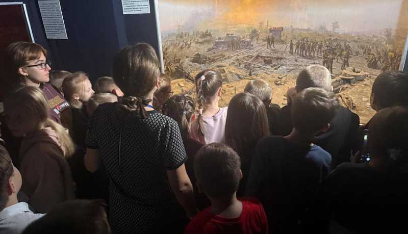 Пожарившие еду на Вечном огне школьники посетили экскурсию по местам боевой славы Новороссийска