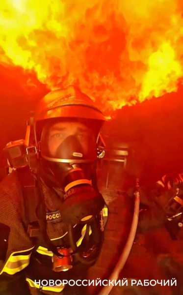 Пожарный из Геленджика и его коллеги со всей страны передали привет расстроенному малышу