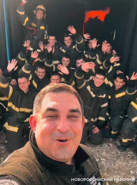 Пожарный из Геленджика и его коллеги со всей страны передали привет расстроенному малышу