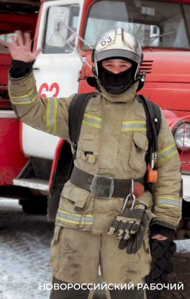 Пожарный из Геленджика и его коллеги со всей страны передали привет расстроенному малышу