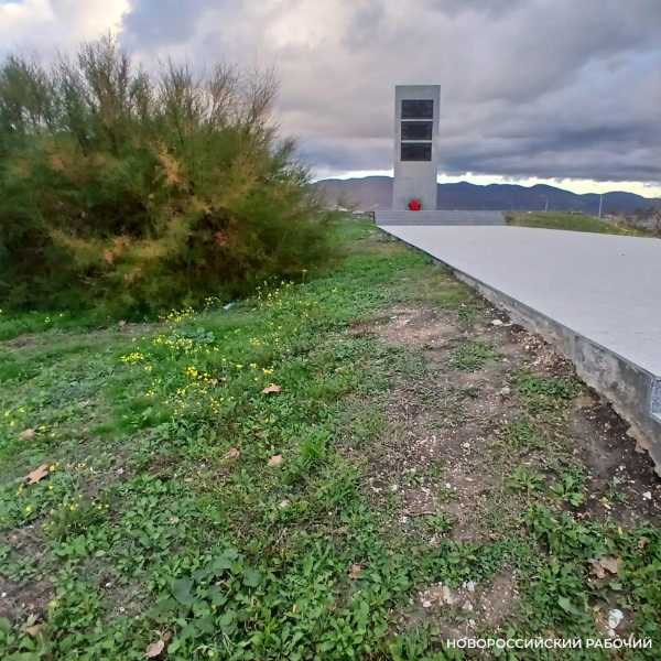 С восстановлением газона  на Малой Земле в Новороссийске придется подождать