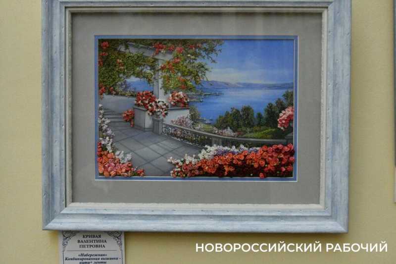 Сразу и не поймешь, что вышивка! Кажется, картины. Новороссийские мастерицы удивляют