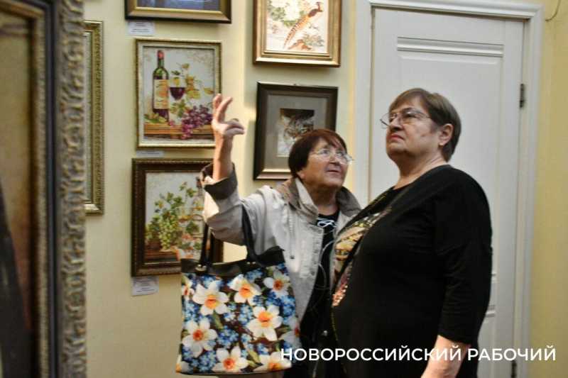 Сразу и не поймешь, что вышивка! Кажется, картины. Новороссийские мастерицы удивляют