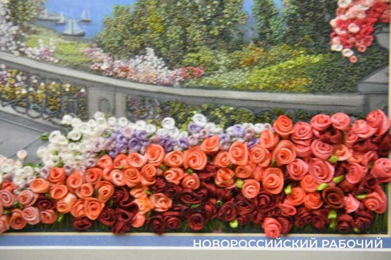 Сразу и не поймешь, что вышивка! Кажется, картины. Новороссийские мастерицы удивляют