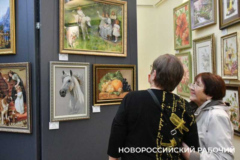 Сразу и не поймешь, что вышивка! Кажется, картины. Новороссийские мастерицы удивляют