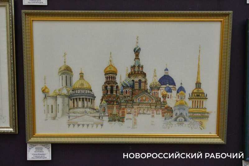 Сразу и не поймешь, что вышивка! Кажется, картины. Новороссийские мастерицы удивляют