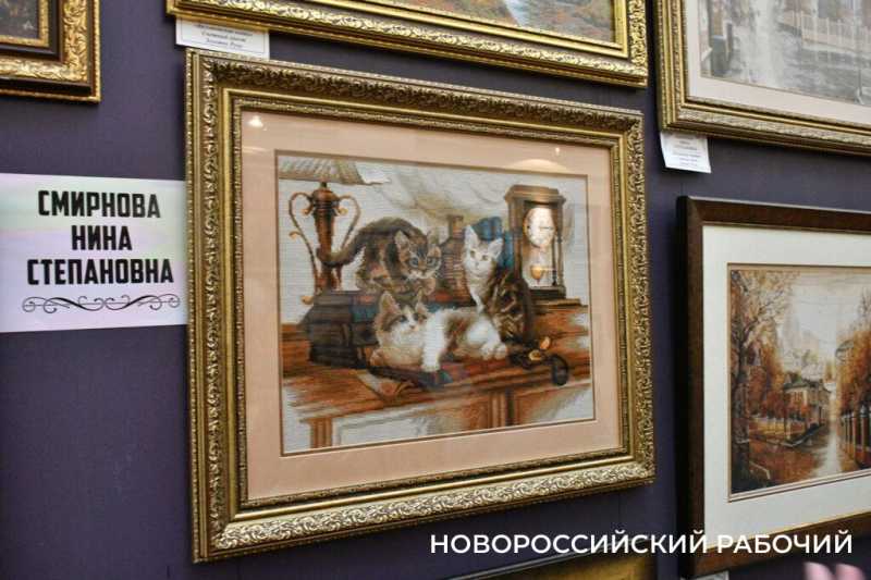 Сразу и не поймешь, что вышивка! Кажется, картины. Новороссийские мастерицы удивляют