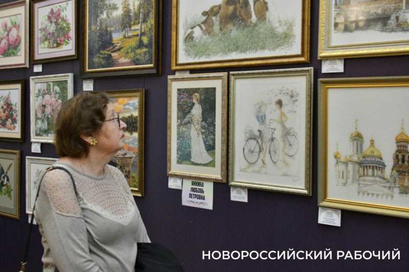 Сразу и не поймешь, что вышивка! Кажется, картины. Новороссийские мастерицы удивляют