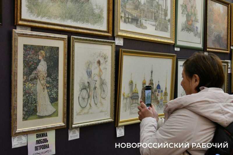 Сразу и не поймешь, что вышивка! Кажется, картины. Новороссийские мастерицы удивляют