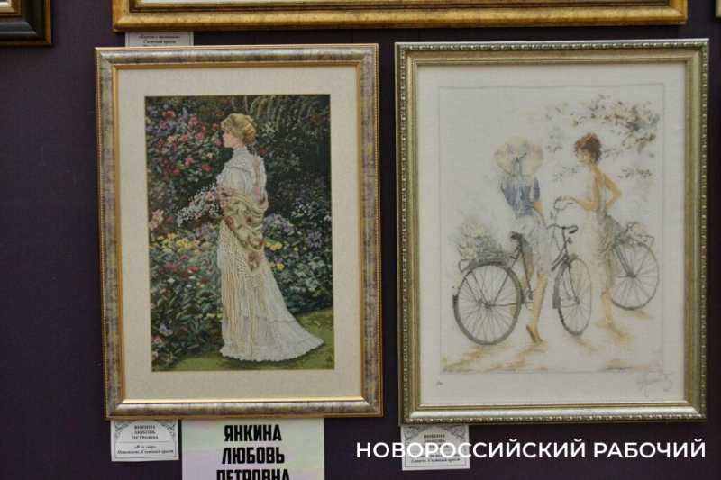 Сразу и не поймешь, что вышивка! Кажется, картины. Новороссийские мастерицы удивляют