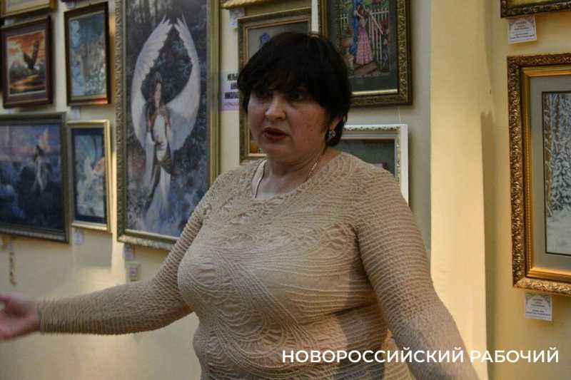 Сразу и не поймешь, что вышивка! Кажется, картины. Новороссийские мастерицы удивляют