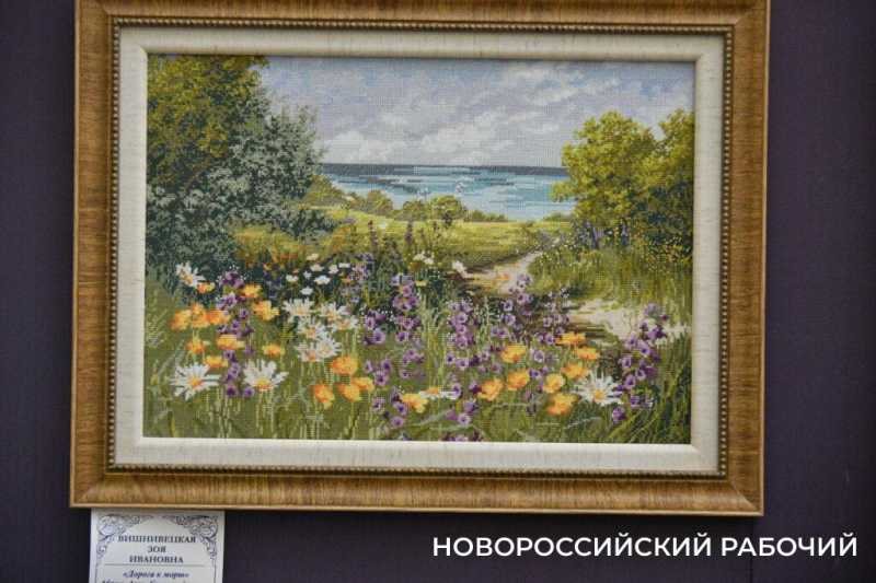 Сразу и не поймешь, что вышивка! Кажется, картины. Новороссийские мастерицы удивляют