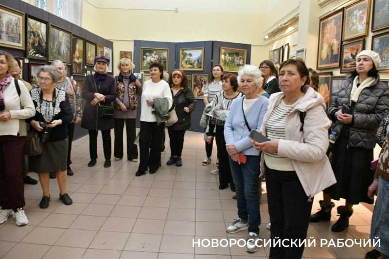 Сразу и не поймешь, что вышивка! Кажется, картины. Новороссийские мастерицы удивляют