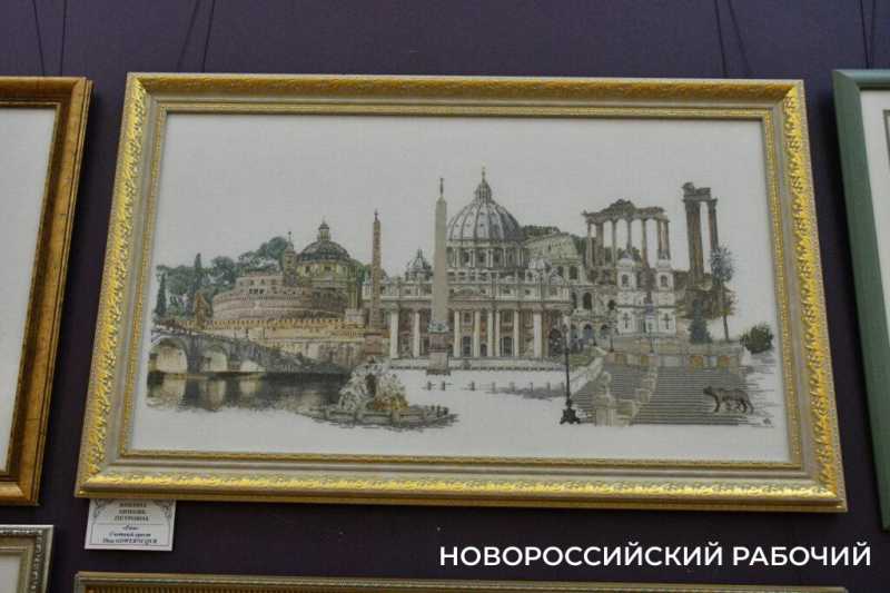 Сразу и не поймешь, что вышивка! Кажется, картины. Новороссийские мастерицы удивляют
