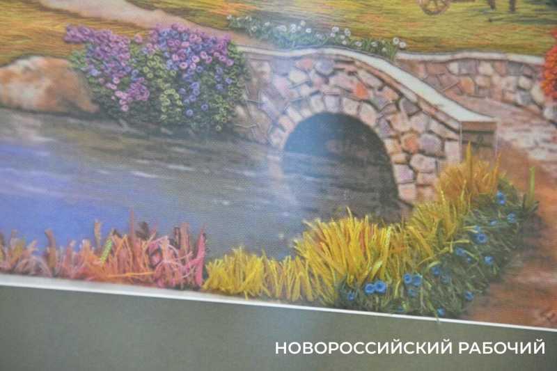 Сразу и не поймешь, что вышивка! Кажется, картины. Новороссийские мастерицы удивляют