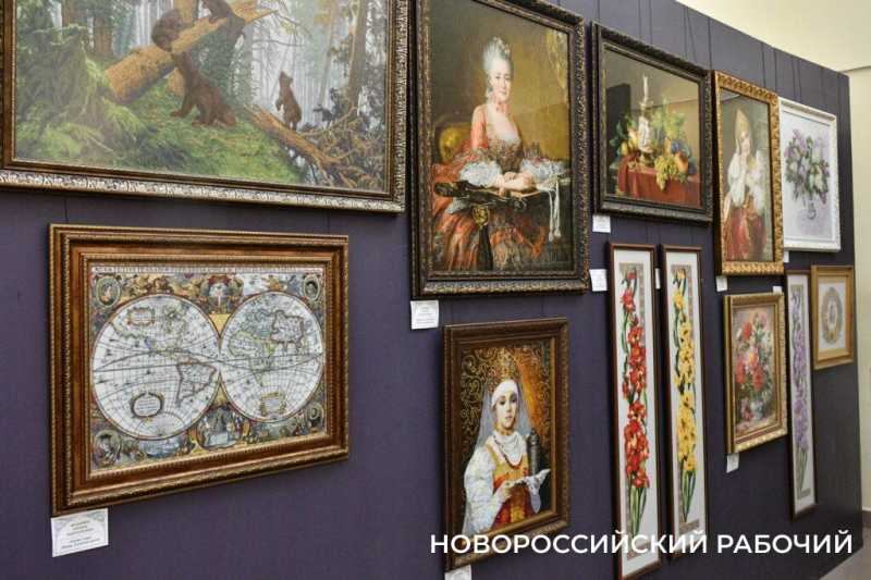 Сразу и не поймешь, что вышивка! Кажется, картины. Новороссийские мастерицы удивляют