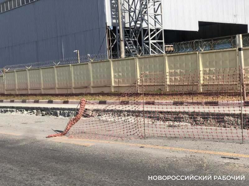 Сроки снова переносятся. Незарытая траншея на центральной улице Новороссийска еще постоит