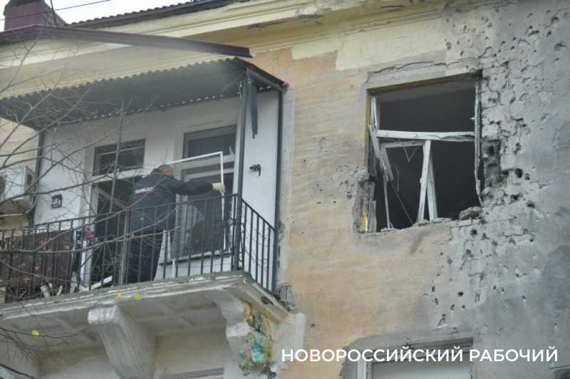 &laquo;Стоял на балконе и вижу &ndash; летит!&raquo; В Новороссийске обследуют пострадавшие от налета БПЛА квартиры